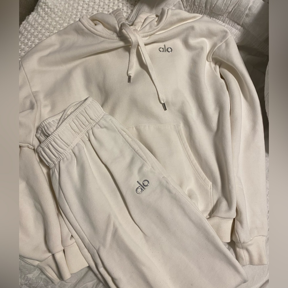 ALO YOGA SWEAT SET